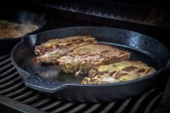 Grillfürst XXL Dutch Oven Set: Starterpaket Gusseisen - X-DEAL Mit 2 X Dutch Oven, 2 X Gusseisen Pfanne, 2x Tragetasche, Ringreiniger, Gusseisen Pflege Und Bambus-Kochlöffel -Flammengrill 20079 Grillfuerst Gusseisen Pfanne 1 Gri 1 1591098651