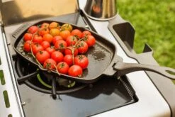 Napoleon Gusseiserne Pfanne Mit Holz Untersetzer - Auslaufartikel -Flammengrill 56008 Napoleon Gusseiserne Pfanne