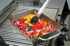 Broil King Gemüse Grillkorb Premium, Edelstahl 26 X 18cm 5 Broil King Gemüse Grillkorb Premium, Edelstahl 26 X 18cm -Flammengrill 6708 Broil King Wok 69818 lifestyle 03