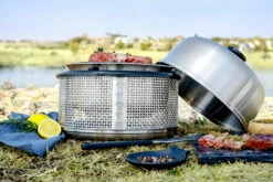 Cobb Grill Premier AIR Deluxe Holzkohlegrill - Inkl. Tragetasche, Grillplatte, Bratenrost, Garraumerweiterung Mit Hähnchenhalter, 1x Cobble Stones 6er -Flammengrill Cobb Premier Air Deluxe Campinggrill Lifestyle 2