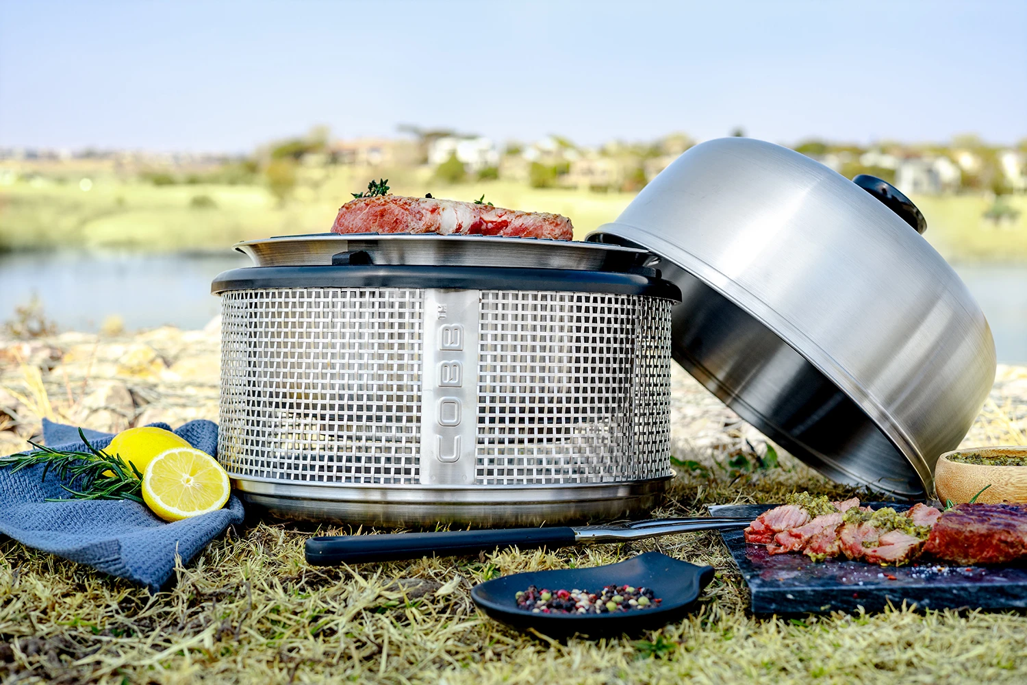 Cobb Grill Premier AIR Deluxe Holzkohlegrill - Inkl. Tragetasche, Grillplatte, Bratenrost, Pfanne, 1x Cobble Stones 6er 5 Cobb Grill Premier AIR Deluxe Holzkohlegrill - Inkl. Tragetasche, Grillplatte, Bratenrost, Pfanne, 1x Cobble Stones 6er – Bild 5