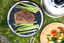 Cobb Grill Premier AIR Deluxe Holzkohlegrill - Inkl. Tragetasche, Grillplatte, Bratenrost, Wok, 1x Cobble Stones 6er -Flammengrill Cobb Premier Air Deluxe Lifestyle 6