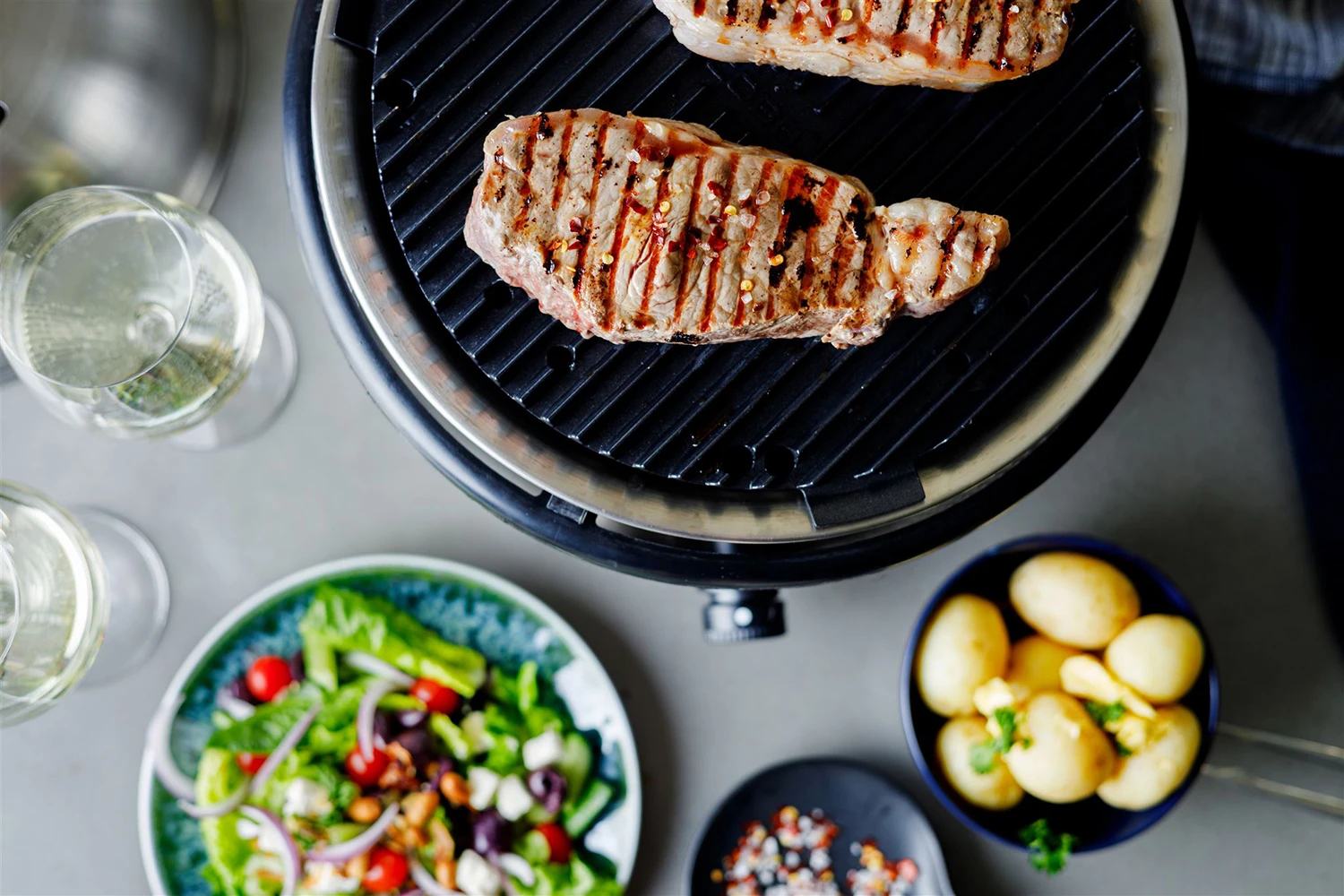 Cobb Grill Premier+ Gas Deluxe Gasgrill 50mbar - Inkl. Tragetasche, Grillplatte, Bratenrost, Garraumerweiterung Mit Hähnchenhalter 7 Cobb Grill Premier+ Gas Deluxe Gasgrill 50mbar - Inkl. Tragetasche, Grillplatte, Bratenrost, Garraumerweiterung Mit Hähnchenhalter – Bild 7