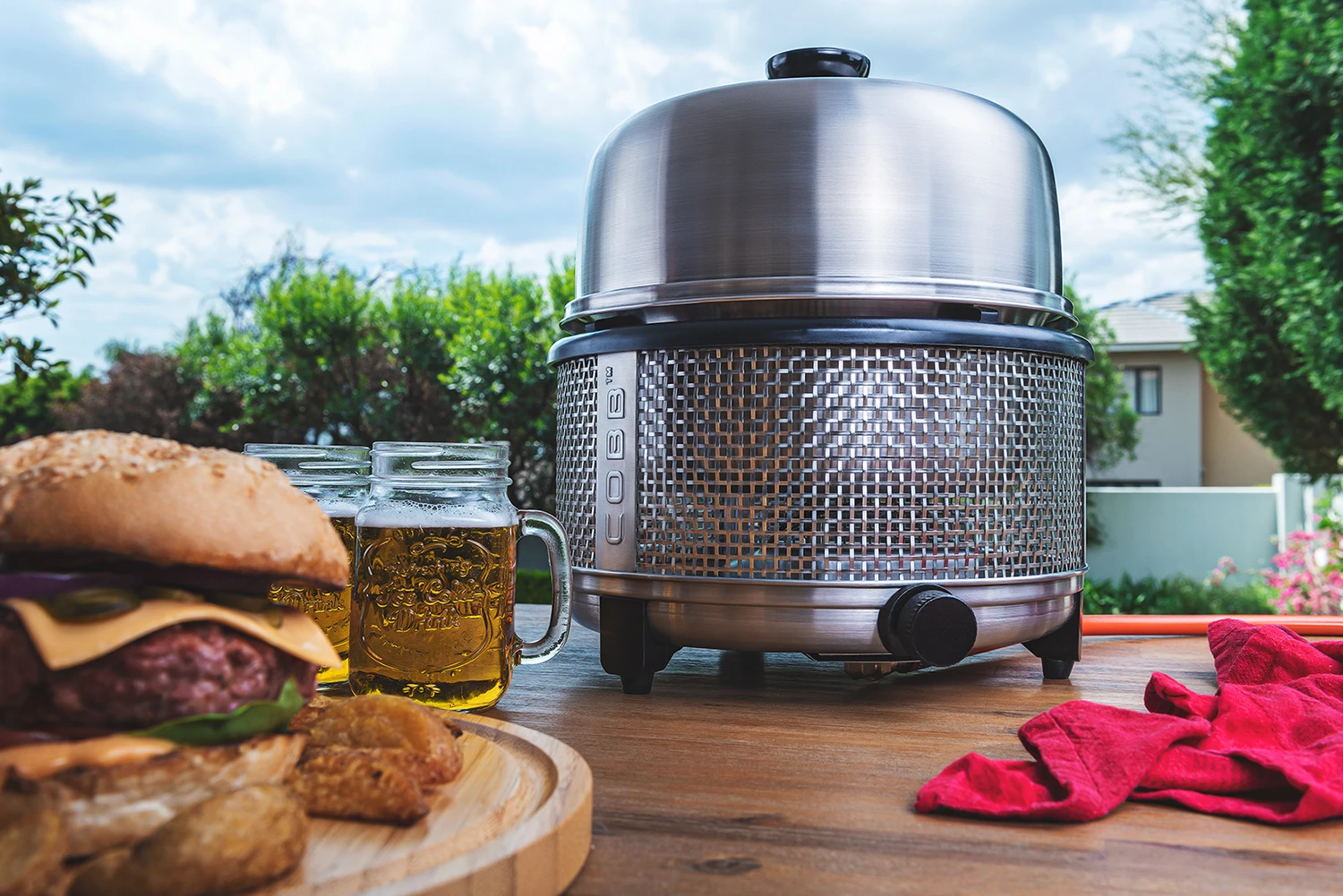 Cobb Grill Premier+ Gas Deluxe Gasgrill 50mbar - Inkl. Tragetasche, Grillplatte, Bratenrost, Garraumerweiterung Mit Hähnchenhalter 8 Cobb Grill Premier+ Gas Deluxe Gasgrill 50mbar - Inkl. Tragetasche, Grillplatte, Bratenrost, Garraumerweiterung Mit Hähnchenhalter – Bild 8