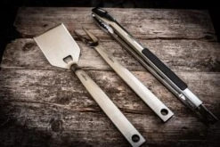 Grillfürst Premium Edelstahl Grillbesteck Set Mit Grillzange, -Wender Und -Gabel In Geschenkverpackung -Flammengrill Edelstahl Grillbesteck 1