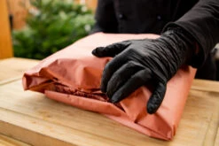 Grillfürst Butcher Paper (10 M X 0,60 M) - Das BBQ Papier Für Saftige Ergebnisse! 10 Grillfürst Butcher Paper (10 M X 0,60 M) - Das BBQ Papier Für Saftige Ergebnisse! -Flammengrill Grillfuerst Butcher Paper auf dem Grill