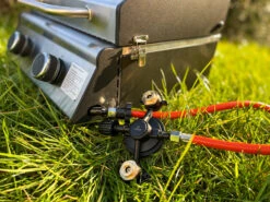 Grillfürst G201E 2-Brenner Gasgrill Portabel V2 - Campinggrill / Balkongrill - X-DEAL Inkl. Kartuschen-Druckregler 50 Mbar Und 12 Grillfürst Gaskartuschen -Flammengrill Grillfuerst Dual Druckminderer Kartuschen