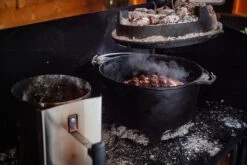 Grillfürst Dutch Oven Tisch / Dutch Oven Station Mit Windschild -Flammengrill Grillfuerst Dutch Oven Anzuendkamin Feuertisch