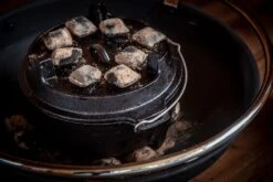 Grillfürst Dutch Oven BBQ Edition DO4 -Flammengrill Grillfuerst Dutch Oven BBQ Edition Briketts web