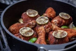 Grillfürst Dutch Oven BBQ Edition DO4 -Flammengrill Grillfuerst Dutch Oven BBQ Edition Haehnchen web