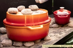 Grillfürst Emaillierter Dutch Oven Ohne Füsse DO9 - Rot -Flammengrill Grillfuerst Dutch Oven emailliert Beispiel DO7 5 orange Briketts 1