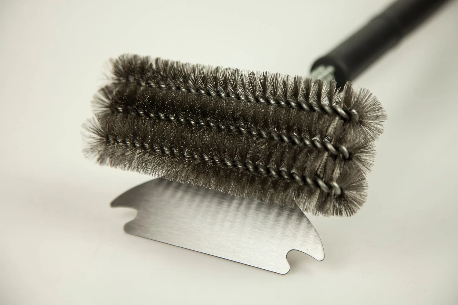 Grillfürst Grillbürste Edelstahl, Mit Breitem 3-fach Bürstenkopf Und Schaber 2 Grillfürst Grillbürste Edelstahl, Mit Breitem 3-fach Bürstenkopf Und Schaber – Bild 2