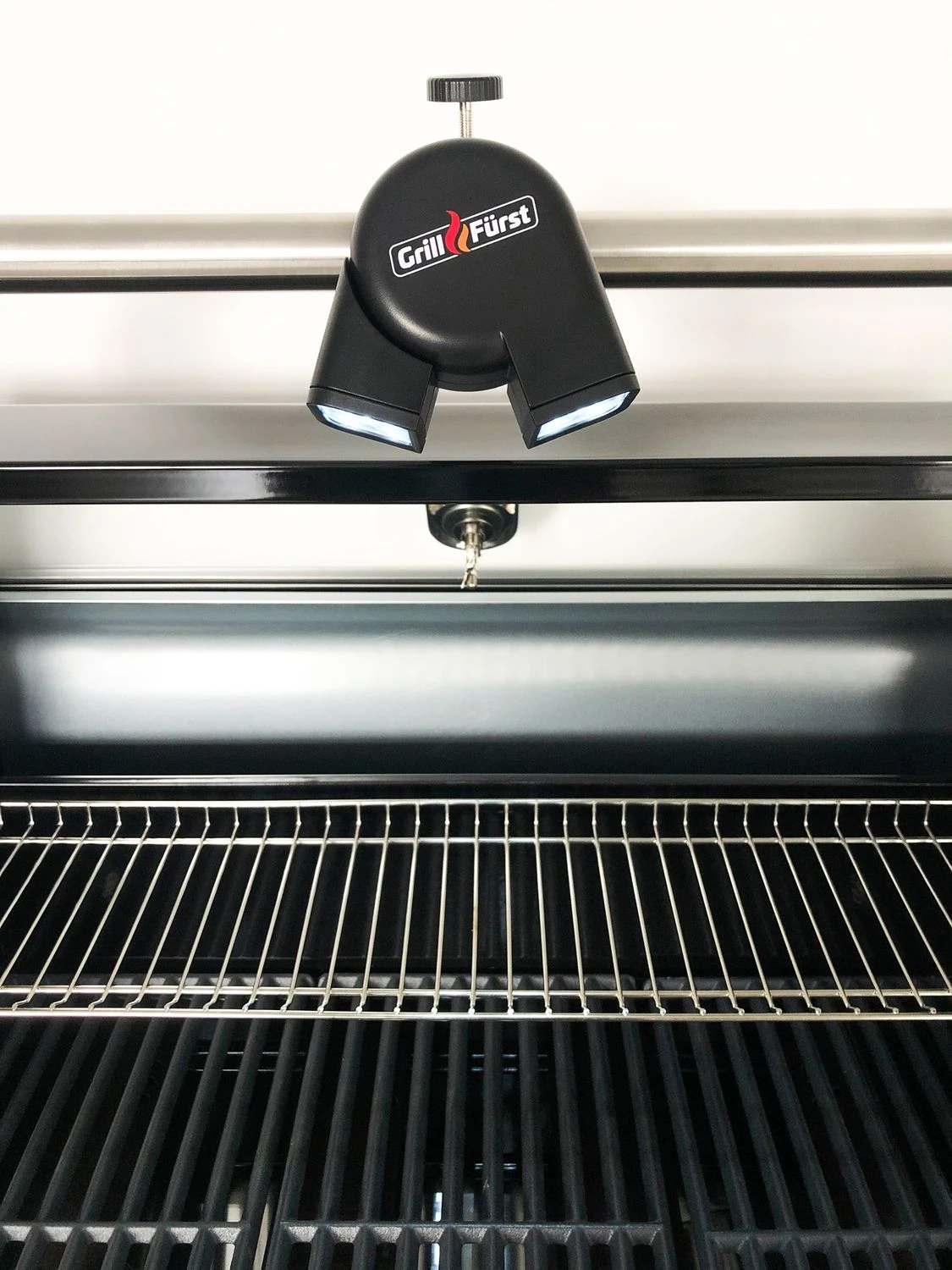 Grillfürst Universal LED Grilllampe / Grilllicht / Grifflicht - Mit 2 Schwenkbaren Leuchtköpfen 4 Grillfürst Universal LED Grilllampe / Grilllicht / Grifflicht - Mit 2 Schwenkbaren Leuchtköpfen – Bild 4