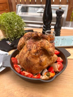 Grillfürst Gusseisenpfanne Mit 2 Griffen Ø 25 Cm - X-DEAL Inkl. Hähnchenbräter / Hähnchenhalter Gusseisen 9 Grillfürst Gusseisenpfanne Mit 2 Griffen Ø 25 Cm - X-DEAL Inkl. Hähnchenbräter / Hähnchenhalter Gusseisen -Flammengrill Grillfuerst Gusseisen Haehnchenhalter Gusspfanne