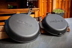 Grillfürst Gusseisenpfanne Mit 2 Griffen Ø 25 Cm 13 Grillfürst Gusseisenpfanne Mit 2 Griffen Ø 25 Cm -Flammengrill Grillfuerst Pfannen Rueckseite 2 2 2