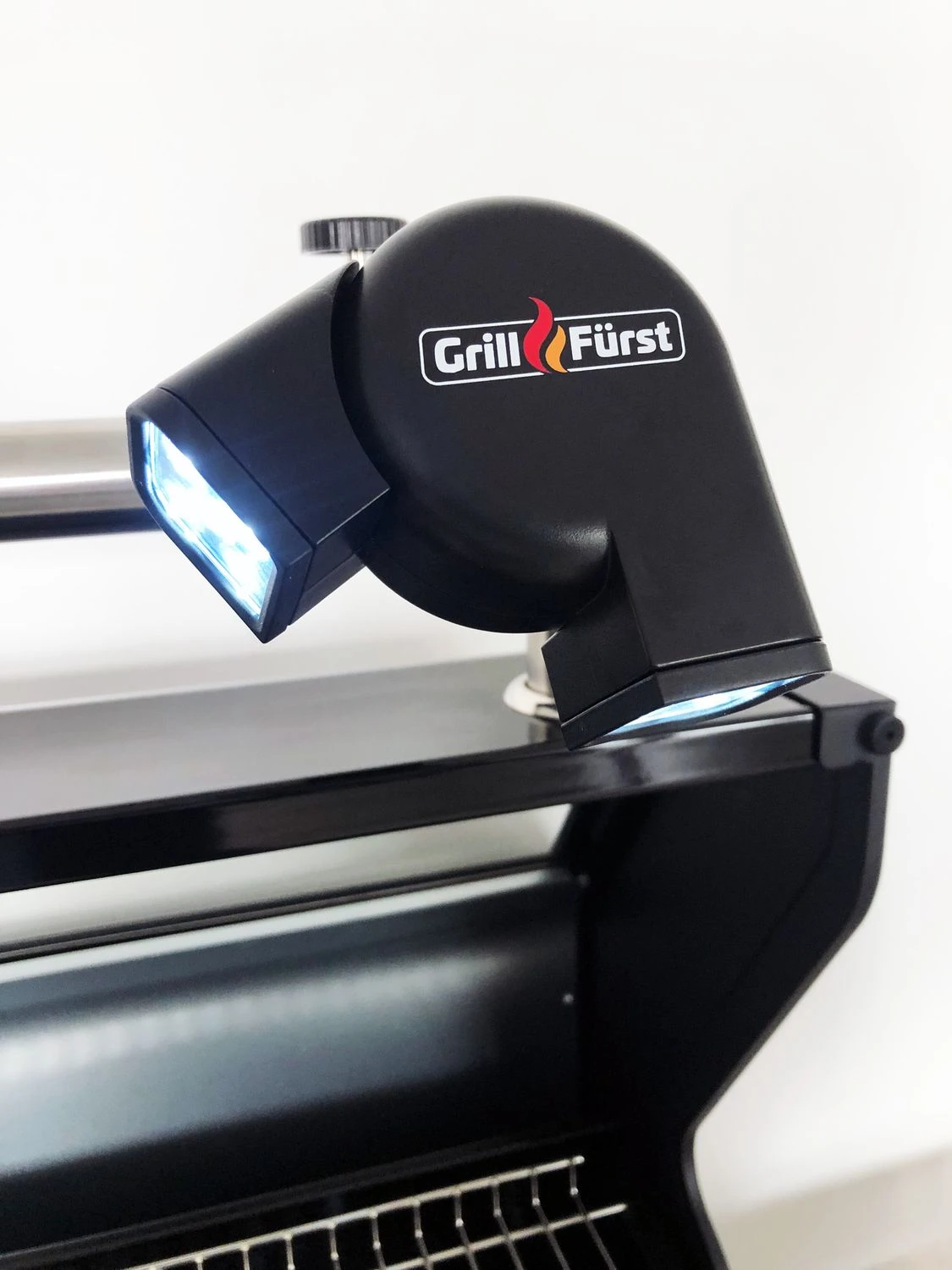 Grillfürst Universal LED Grilllampe / Grilllicht / Grifflicht - Mit 2 Schwenkbaren Leuchtköpfen 6 Grillfürst Universal LED Grilllampe / Grilllicht / Grifflicht - Mit 2 Schwenkbaren Leuchtköpfen – Bild 6