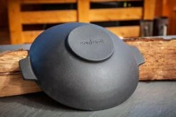 Grillfürst Gusseisen Wok Mit 2 Griffen Ø 30 Cm - X-Deal Inkl. Pflegepaste, Ringreiniger Und Kochlöffel -Flammengrill Grillfuerst Wok Rueckseite 3 2