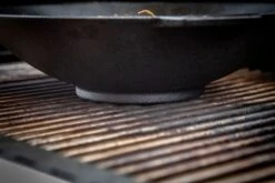 Grillfürst Gusseisen Wok Mit 2 Griffen Ø 30 Cm - X-Deal Inkl. Pflegepaste, Ringreiniger Und Kochlöffel -Flammengrill Grillfuerst Wok flacher Boden 1