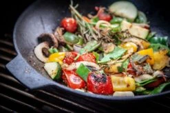 Grillfürst Gusseisen Wok Mit 2 Griffen Ø 30 Cm - X-Deal Inkl. Pflegepaste, Ringreiniger Und Kochlöffel -Flammengrill Grillfuerst Wok gusseisen