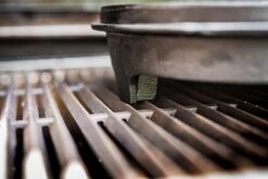 Grillfürst Dutch Oven BBQ Edition DO9 - Klaus Grillt Sonderedition -Flammengrill Klaus grillt Dutch Oven Fuesse am Grillrost