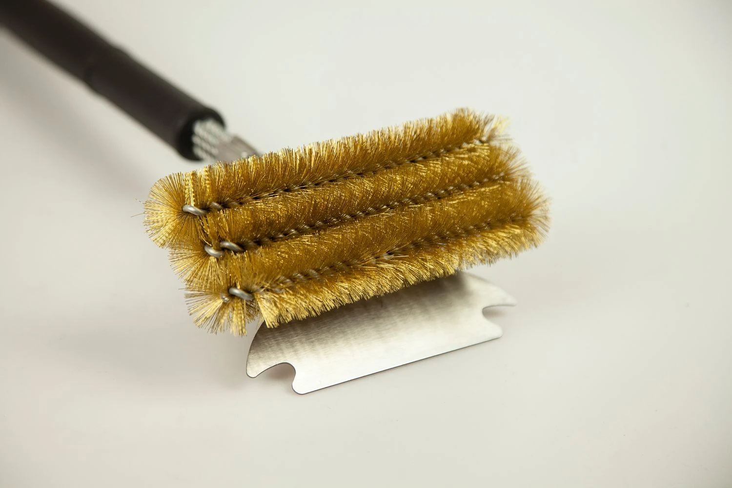 Grillfürst Grillbürste Messing Für Gusseisen Roste, Mit Breitem 3-fach Bürstenkopf Und Schaber 2 Grillfürst Grillbürste Messing Für Gusseisen Roste, Mit Breitem 3-fach Bürstenkopf Und Schaber – Bild 2