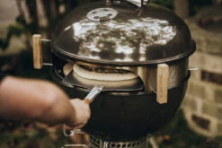 Moesta Smokin' PizzaRing - Komplettpaket XL (60 Cm) Batterie 10 Moesta Smokin' PizzaRing - Komplettpaket XL (60 Cm) Batterie -Flammengrill Moesta Pizzaring Pizzaset Anwendung03 2