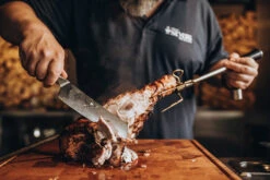 Moesta Smokin' PizzaRing - Rotisserie Set (50 Cm) Batterie -Flammengrill Moesta Rotisserie Anwendung Anschneiden 10107