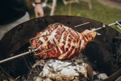 Moesta Rotisserie Set Mit 230 V Motor - Für 67cm PizzaRing 10 Moesta Rotisserie Set Mit 230 V Motor - Für 67cm PizzaRing -Flammengrill Moesta Rotisserie Anwendung knuspriger Braten 10565