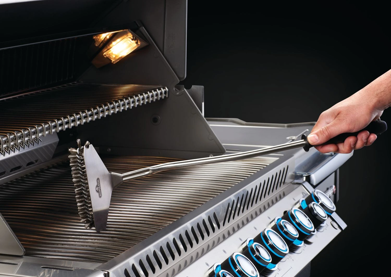 Napoleon Grillbürste Mit Edelstahlborsten Und Schaber 2 Napoleon Grillbürste Mit Edelstahlborsten Und Schaber – Bild 2