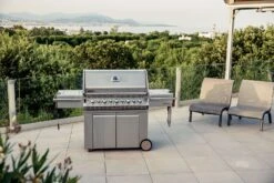 Napoleon Prestige Pro 665-3 Edelstahl Gasgrill Inkl. Drehspieß - Modell 2023 - SMART Deal Inkl. Grillfürst Grill Control Mit Companion Device Und Einstichthermometer -Flammengrill Napoleon Prestige Pro 665 Edelstahl Gasgrill Lifestyle