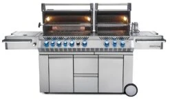 Napoleon Prestige Pro 825-3 Edelstahl Gasgrill Inkl. Drehspieß Und Bodenbeleuchtung - Modell 2023 - SMART Deal Inkl. Grillfürst Grill Control Mit Companion Device Und Einstichthermometer -Flammengrill Napoleon Prestige Pro 825 Gasgrill offen