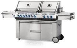 Napoleon Prestige Pro 825-3 Edelstahl Gasgrill Inkl. Drehspieß Und Bodenbeleuchtung - Modell 2023 - SMART Deal Inkl. Grillfürst Grill Control Mit Companion Device Und Einstichthermometer -Flammengrill Napoleon Prestige Pro 825 Gasgrill seitlich