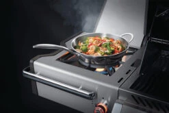 Napoleon Prestige Pro 825-3 Edelstahl Gasgrill Inkl. Drehspieß Und Bodenbeleuchtung - Modell 2023 - SMART Deal Inkl. Grillfürst Grill Control Mit Companion Device Und Einstichthermometer -Flammengrill Napoleon Prestige Pro 825 Seitenbrenner Wok