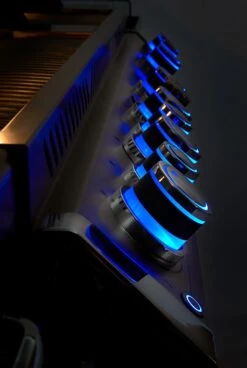 Napoleon Prestige Pro 665-3 Edelstahl Gasgrill Inkl. Drehspieß - Modell 2023 - SMART Deal Inkl. Grillfürst Grill Control Mit Companion Device Und Einstichthermometer -Flammengrill Napoleon Prestige Pro beleuchtere Drehregler blau