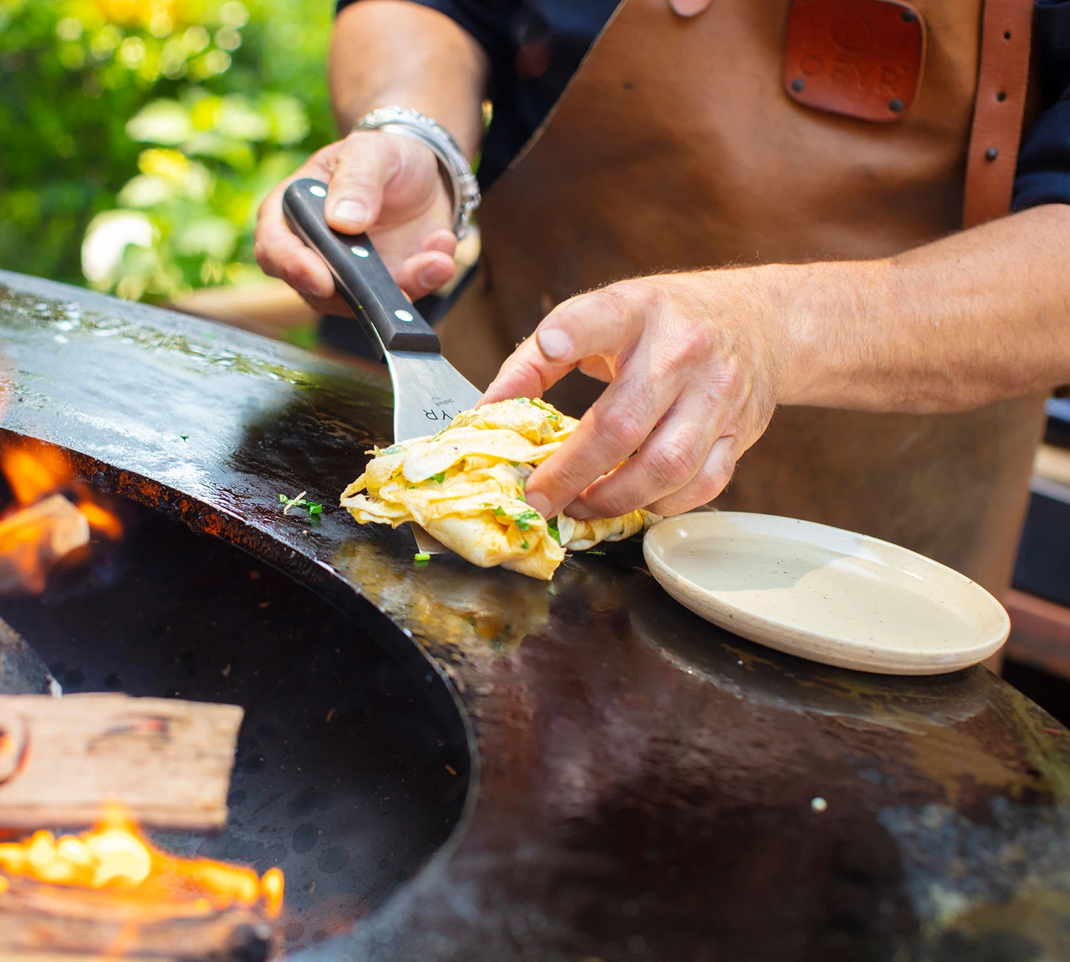 Flammengrill -Flammengrill OFYR Spatel Pro Feuerplatte Anwendung 02