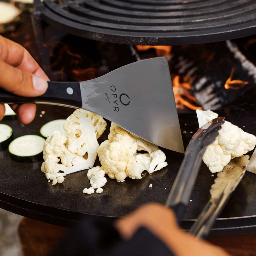 Flammengrill -Flammengrill OFYR Spatel Pro Feuerplatte Anwendung