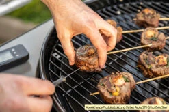 Outdoorchef Gas Kugelgrill Arosa 570 G Evo Black Style - Inkl. Blazing-/Cooking Zone Kit Plus Und Plancha -Flammengrill Outdoorchef Arosa 570 G Evo emaillierter Grillrost