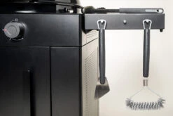 Outdoorchef Gas Kugelgrill Arosa 570 G Evo Black Style - Inkl. Blazing-/Cooking Zone Kit Plus Und Plancha -Flammengrill Outdoorchef Arosa Gas Kugelgrill 570G EVO Black Style Seitenablage