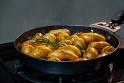 Outdoorchef Carbonstahl Pfanne Ø 24 Cm -Flammengrill Outdoorchef Carbonstahl Pfanne 24cm Anwendung