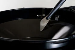 Outdoorchef Trichter-Schaber Für EASY FLIP Trichter -Flammengrill Outdoorchef Trichter Schaber Anwendung01