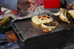 Knister Plancha / Grillplatte Edelstahl -Flammengrill Pancakes auf Knister Plancha