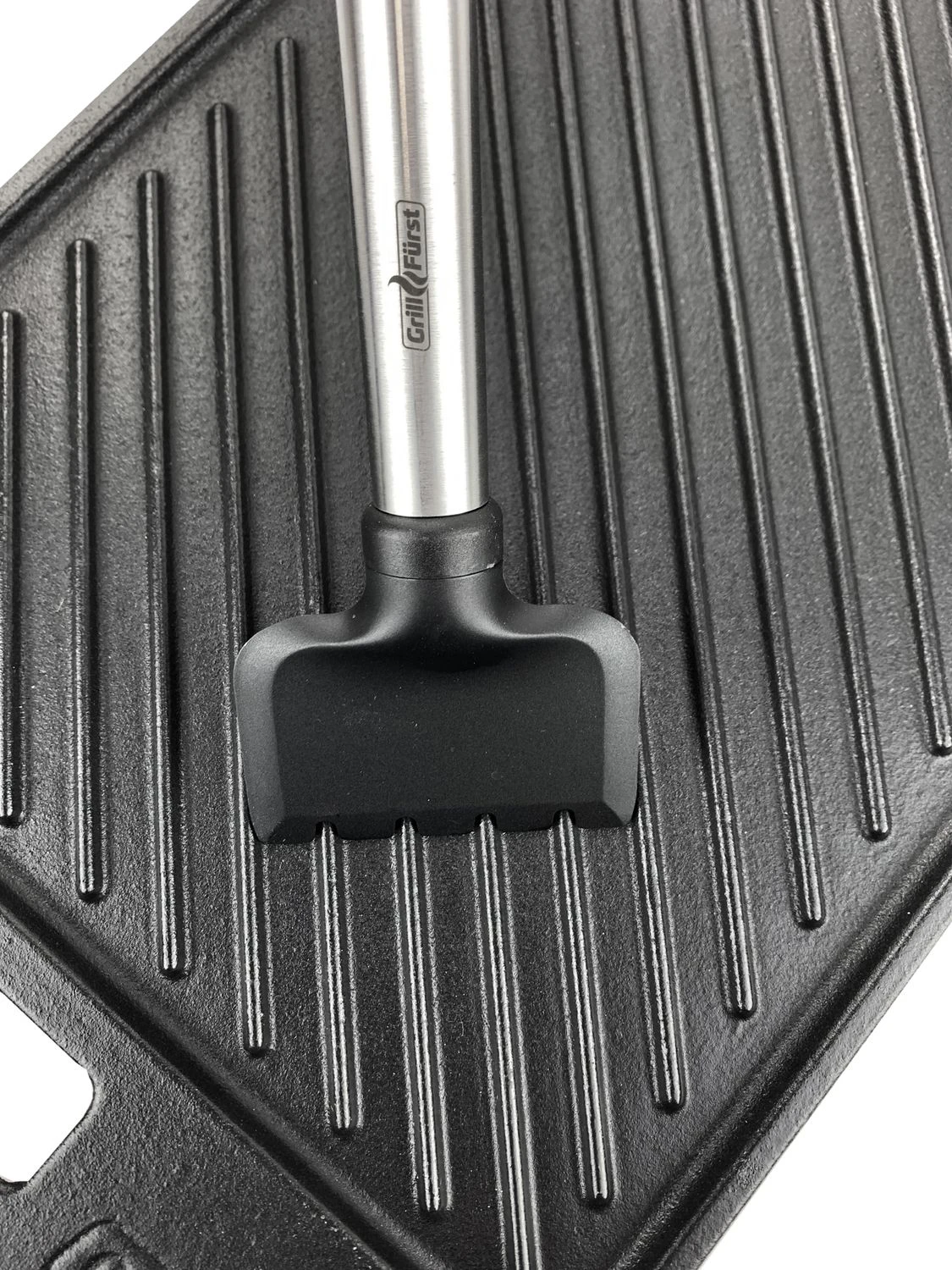 Grillfürst Reinigungsset Für Grillfürst Grillplatten Mit Spezial-Schaber, Gusseisen-Pflegespray Und Premium Messingbürste 4 Grillfürst Reinigungsset Für Grillfürst Grillplatten Mit Spezial-Schaber, Gusseisen-Pflegespray Und Premium Messingbürste – Bild 4