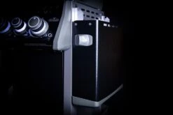 Napoleon Rogue SE 525 Gasgrill - All-black - Grillfürst Edition Inkl. Abdeckhaube - SMART Deal Inkl. Grillfürst Grill Control - Modell 2022 -Flammengrill Seitenablage abgeklappt all black