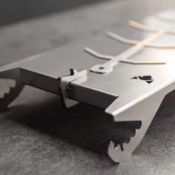 Fennek Flammlachshalterung Aus Edelstahl Mit Zubehör Und Tasche -Flammengrill fennek edelstahl flammlachshalter detailaufnahme