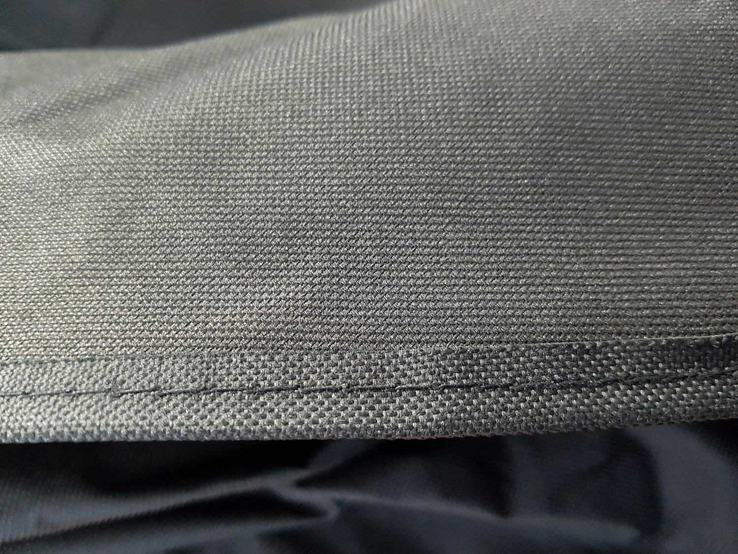 Grillfürst Abdeckhaube / Schutzhülle - Eintracht Frankfurt Edition - 197 X 65 X 126 Cm Für Broil King Imperial 690, PRO665 / Napoleon LEX730 / Weber Summit 670 3 Grillfürst Abdeckhaube / Schutzhülle - Eintracht Frankfurt Edition - 197 X 65 X 126 Cm Für Broil King Imperial 690, PRO665 / Napoleon LEX730 / Weber Summit 670 – Bild 3