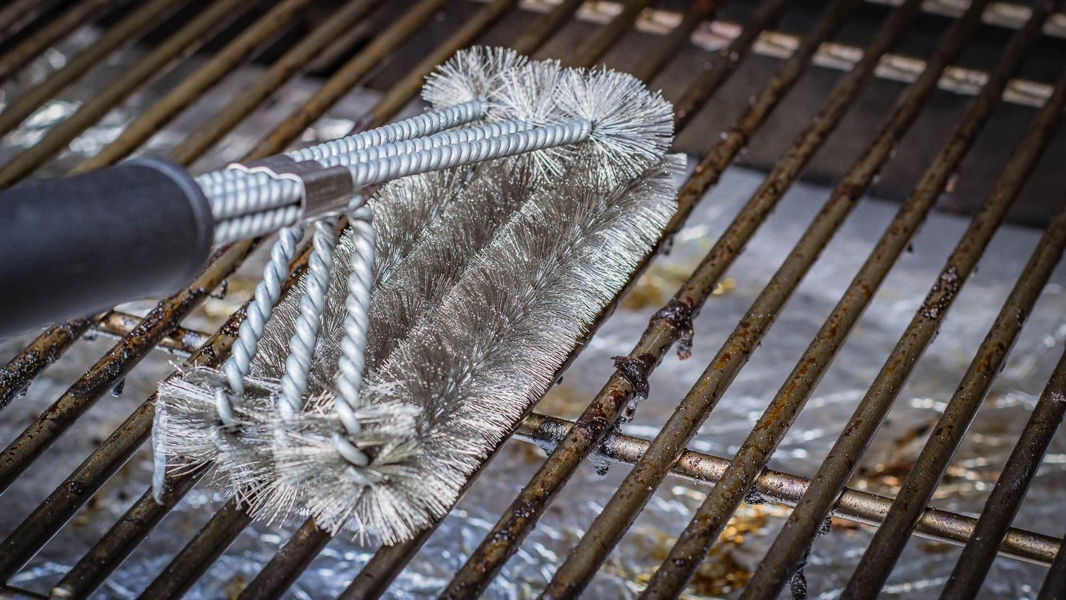 Grillfürst Reinigungsset Für Edelstahlroste Mit Edelstahl Grillbürste, Grillreiniger Spezial Lösung Und Trennspray 2 Grillfürst Reinigungsset Für Edelstahlroste Mit Edelstahl Grillbürste, Grillreiniger Spezial Lösung Und Trennspray – Bild 2