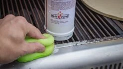 Grillfürst Reinigungsset Für Gussroste Mit Messing Grillbürste Inkl. Schaber, Grillreiniger Spezial Lösung Und Gusseisen Pflegespray -Flammengrill grillfuerst reiniger 1