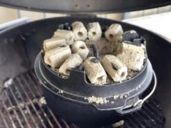 Grillfürst XXL Dutch Oven Set: Starterpaket Gusseisen - X-DEAL Mit 2 X Dutch Oven, 2 X Gusseisen Pfanne, 2x Tragetasche, Ringreiniger, Gusseisen Pflege Und Bambus-Kochlöffel -Flammengrill image00008